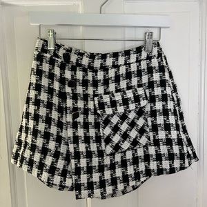 TCEC black and white envelope skirt size S
